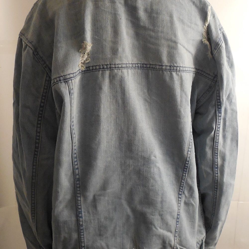 NWT Light Wash Distressed Shredded Jean Jacket - Picture 3 of 4